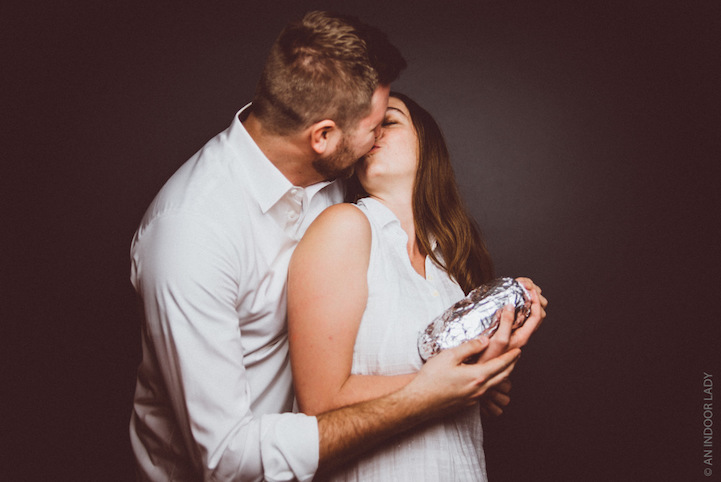 Az újszülött helyett egy burritót ölelget a fiatal pár - fotók