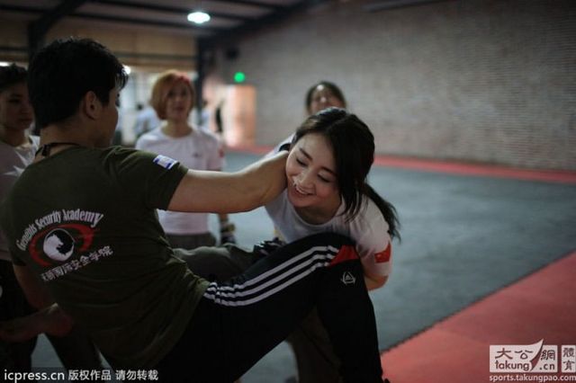 A kínai nők nem veszítik el a nőiességüket még a kiképzés alatt sem.