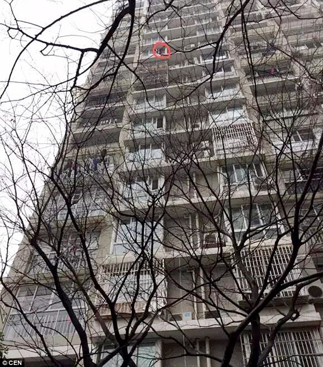 11 emeletet zuhant, majd sérülés nélkül állt fel a kínai kislány