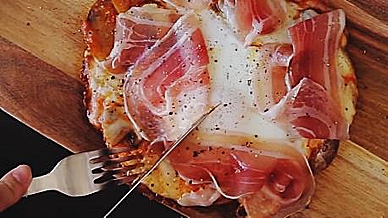 Krumplipizza sonkával - ez a legújabb kaja, amiért most mindenki rajong