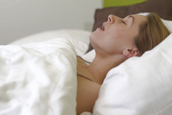 Így befolyásolja a nyelved mérete az alvásodat