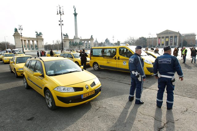Így tüntetnek a taxisok Budapesten - képek