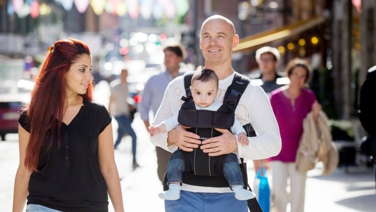 Svédországban átlagon felül vesznek részt az apák a gyerek körüli teendőkben