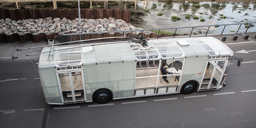 Az átlátszó dizájnbuszban élmény a tömegközlekedés - képek