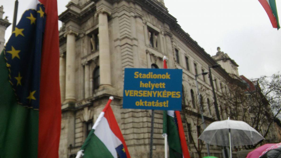 Tanártüntetés a Kossuth téren - ilyen üzenetek állták a táblákon