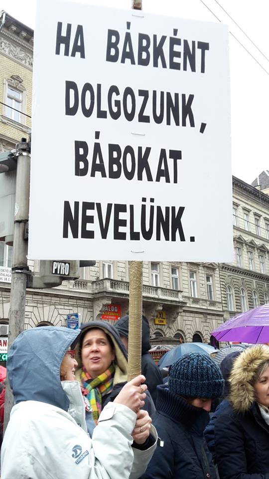 Tanártüntetés a Kossuth téren - ilyen üzenetek állták a táblákon