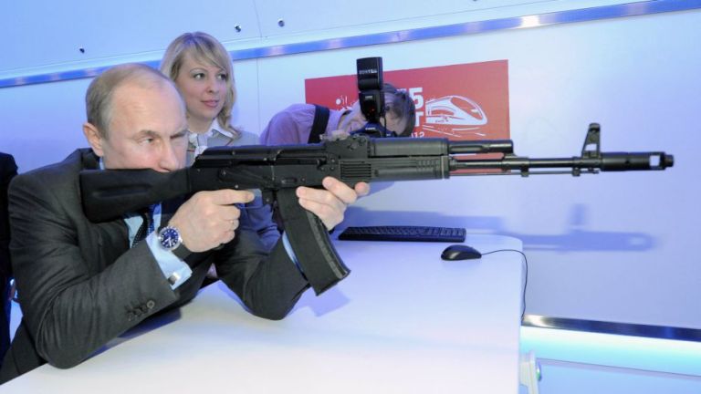 Putyin AK-47-est próbál: nem ő volt a támadó