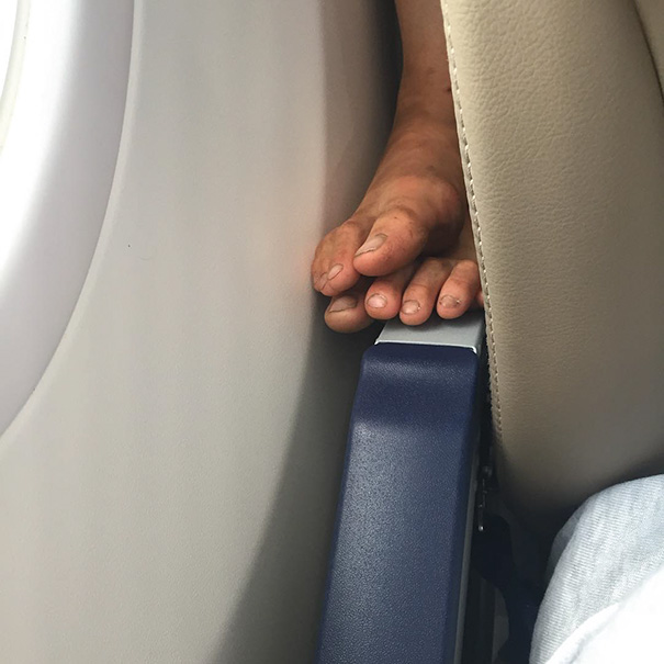 10 utas, aki mellett igazi kínszenvedés a repülőút - fotók
