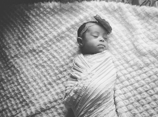 Gyönyörű fotók az újszülött Down-szindrómás ikrekről