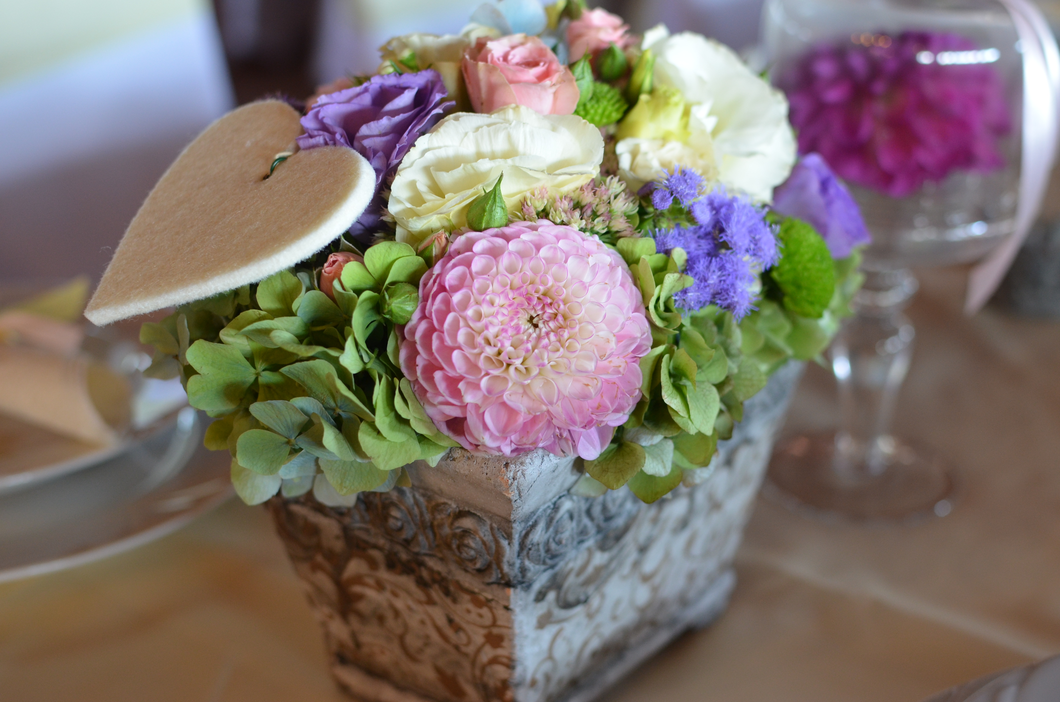 Friss virágok, színek az asztali dekorban