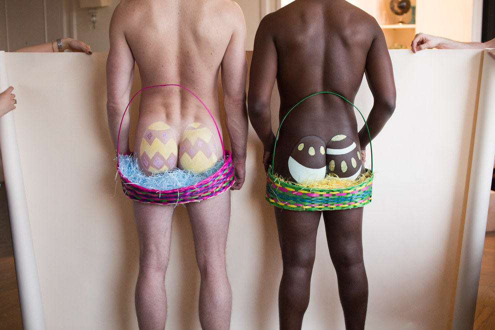 Férfiak fenekére festettek húsvéti tojásokat