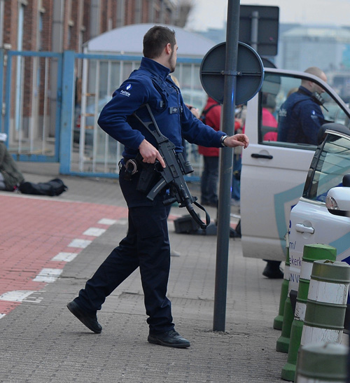 Robbantások Brüsszelben - kettes fokozatú a terrorkészültség itthon, rajtra készen áll a TEK