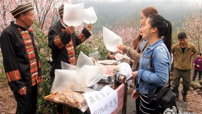 Friss hegyi levegőt árulnak a kínai falusiak