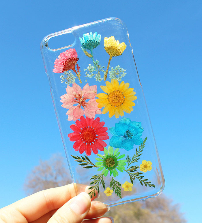 Itt a tökéletes tavaszi kiegészítő: virágos mobiltokok