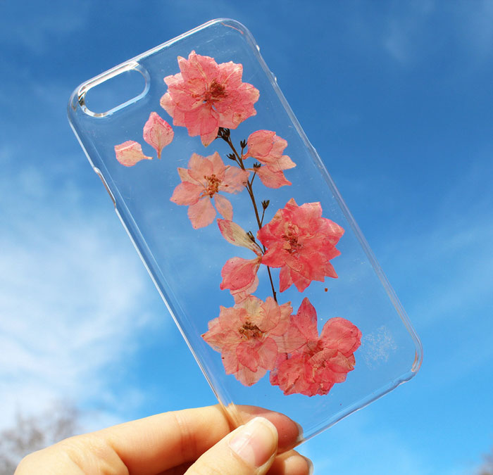 Itt a tökéletes tavaszi kiegészítő: virágos mobiltokok