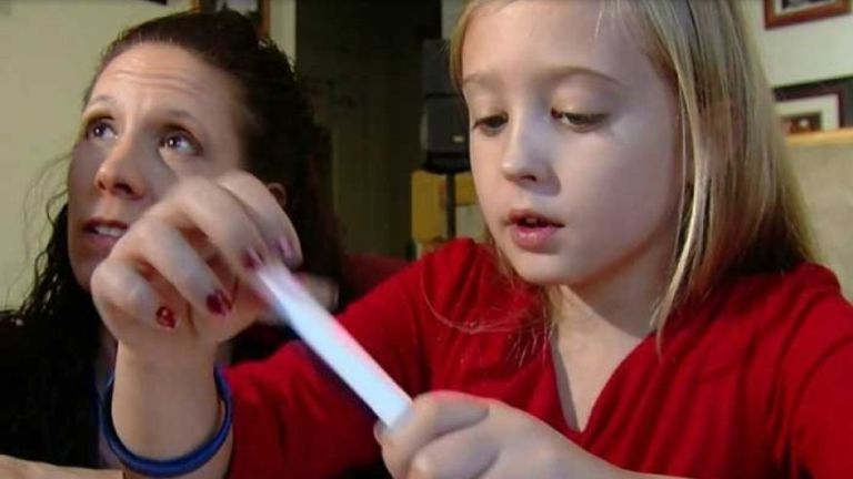 A nyolcéves Chrissyre emlőeltávolító műtét vár