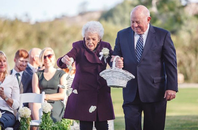 95 éves nagyi lett a virágszóró lány az unokája esküvőjén