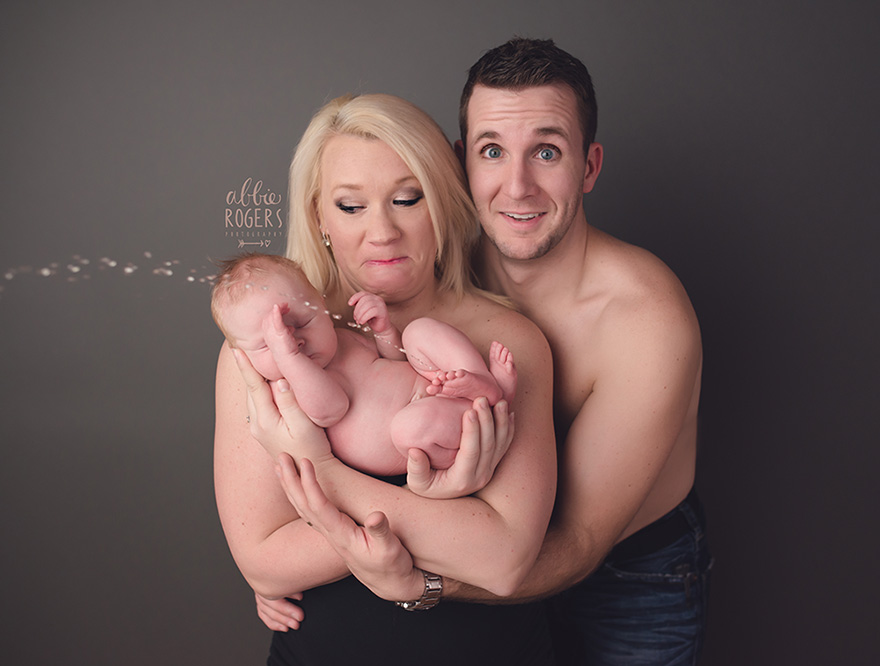 Pisiléssel tette felejthetetlenné a családi fotózást a kisbaba