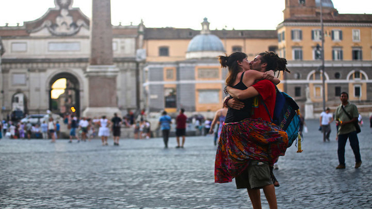 Szerelmes fotósorozat: csókolózó párok a világ körül