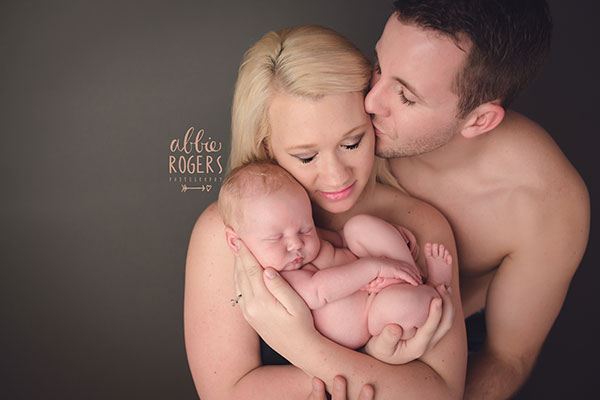 Az újszülött alaposan meglepte a szüleit a családi fotózáson