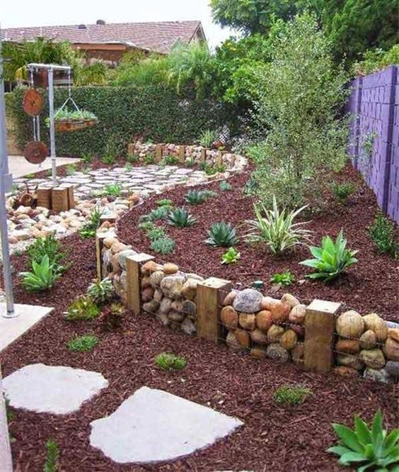 Dekorálj kövekkel. Ha felparcellázod a kerted sokkal rendezettebb hatást fog mutatni.