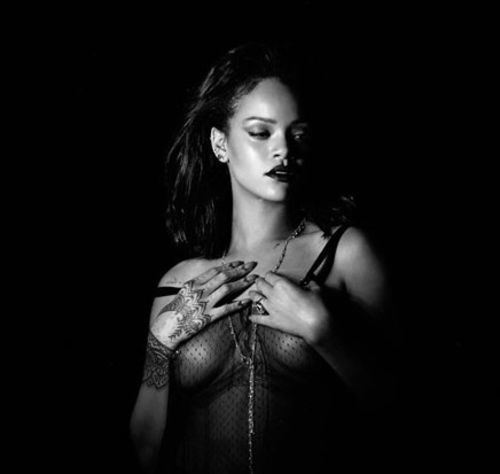 Bimbó piercing, vonaglás: Rihanna kitett magáért 