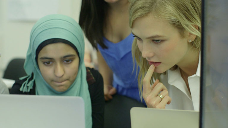 Karlie Kloss szupermodell programozni tanítja a lányokat