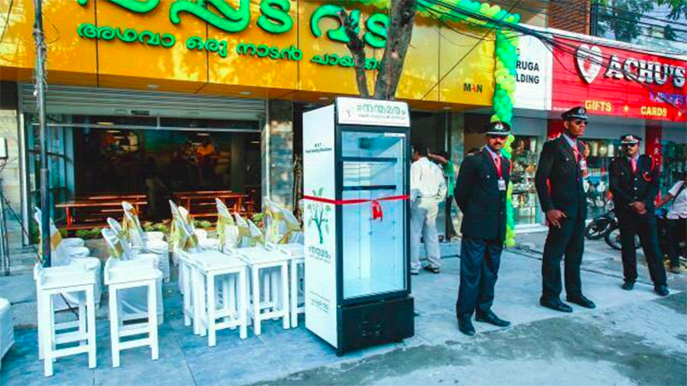 Utcai hűtőszekrénnyel segít a rászorulókon egy indiai étterem