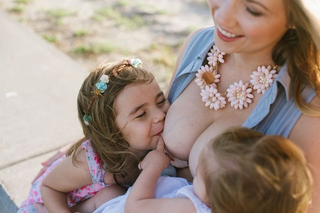 Csodálatos fotók örökítik meg az anyukát, amint egyszerre szoptatja két kislányát
