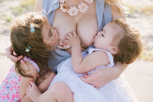 Csodálatos fotók örökítik meg az anyukát, amint egyszerre szoptatja két kislányát