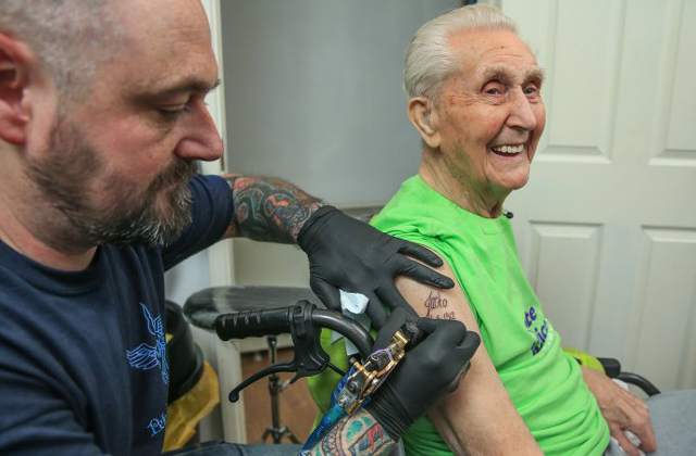 104. születésnapjára csináltatott tetoválást