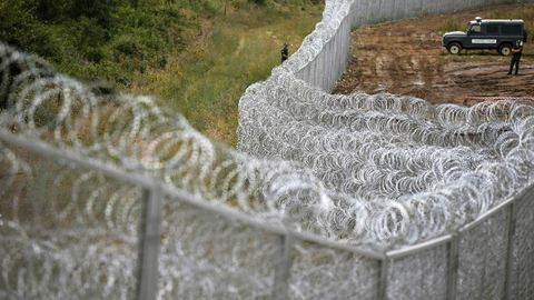 Épül a vasfüggöny: 30 kilométernyi kerítést húznak fel az osztrák határon