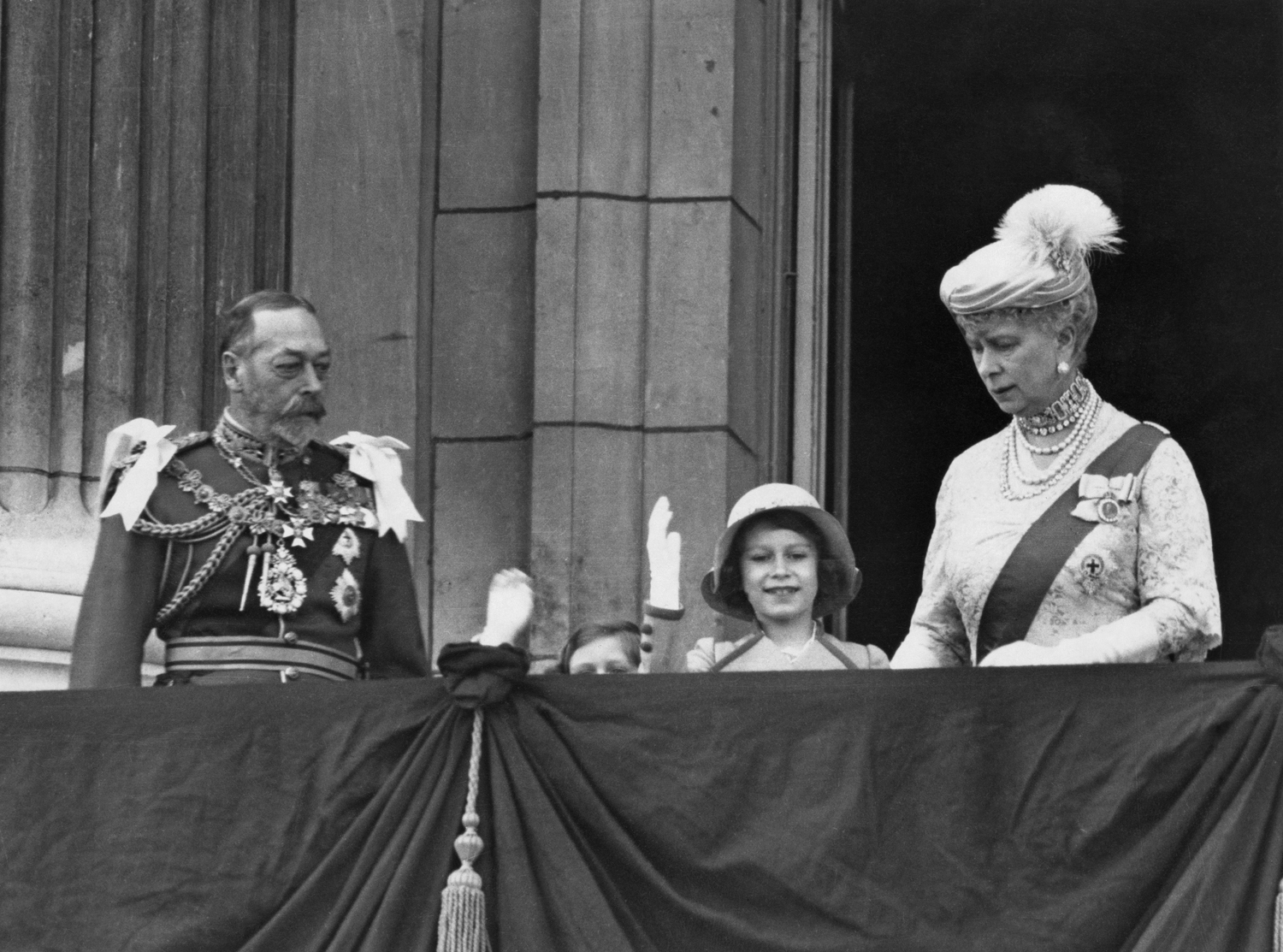 Őrült rajongótól, a romantikus miniszterig - II. Erzsébet királynő és a férfiak
