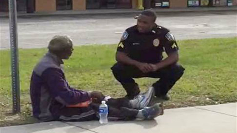 Jószívű rendőr segített a rászoruló férfin