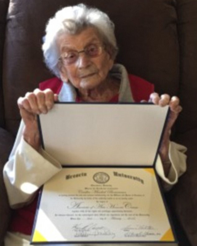 102 évesen diplomázott le az amerikai néni