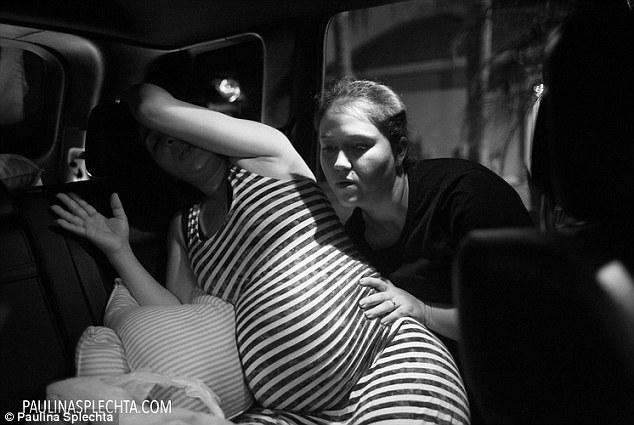 Drámaira sikerültek egy nő szülést megörökítő fotói