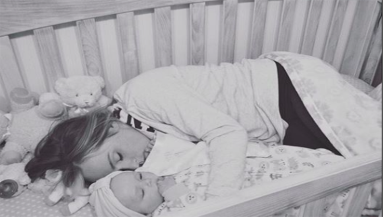 Megható: ezért alszik kisbabájával az anyuka