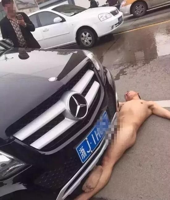Meztelenül feküdt az autó elé a férfi, hogy kártérítést követeljen - képek