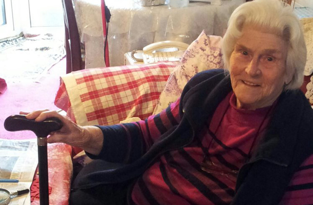 Botjával kergette el a betörőt a 89 éves néni