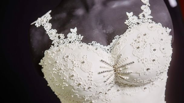 Meglepetést rejt a menyasszonyi ruha - az egyben az esküvői torta is!