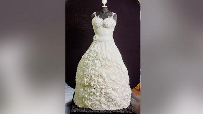 Meglepetést rejt a menyasszonyi ruha - az egyben az esküvői torta is!