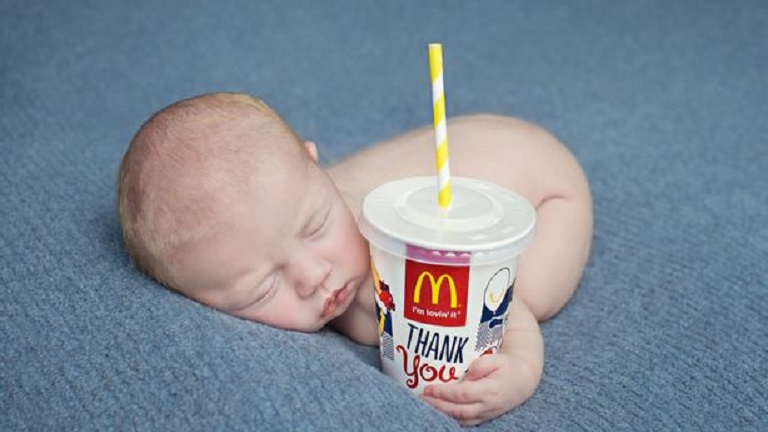 A McDonald's parkolójában született a kisbaba - mekis pohárral a kezében fotózták le