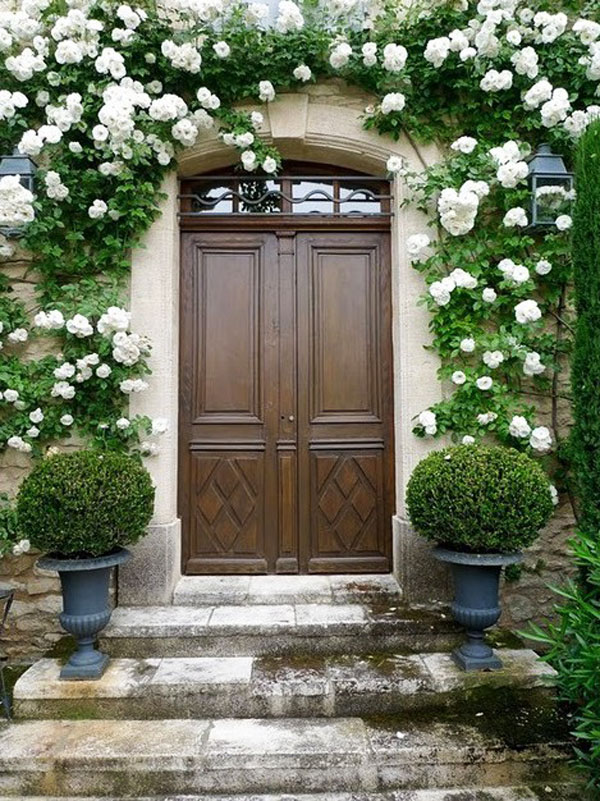 Így varázsold újjá virágokkal a bejárati ajtód