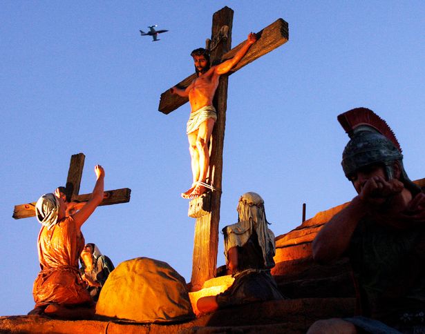 A világ egyetlen keresztény vidámparkjában naponta többször támad fel Jézus - képek