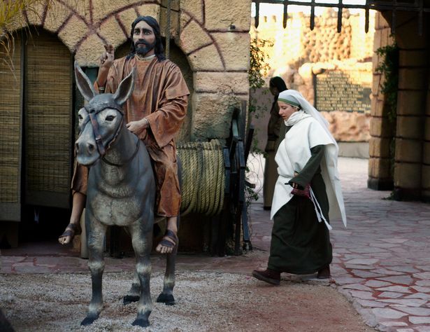 A világ egyetlen keresztény vidámparkjában naponta többször támad fel Jézus - képek