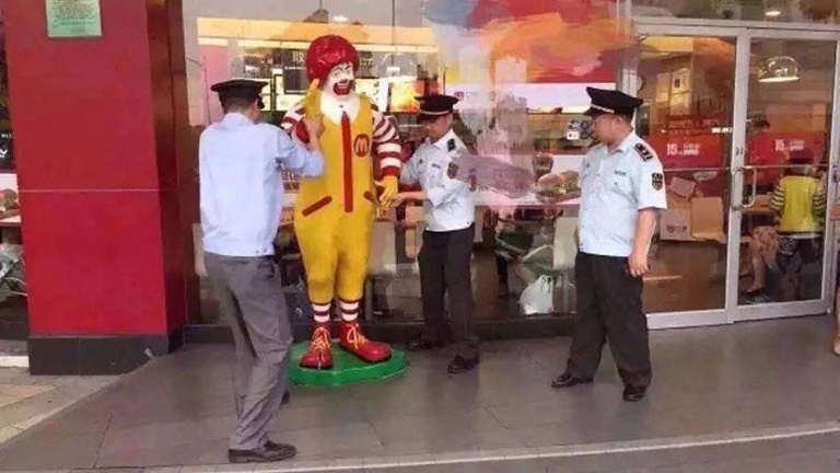 Ronald McDonald szobrot tartóztattak le Kínában