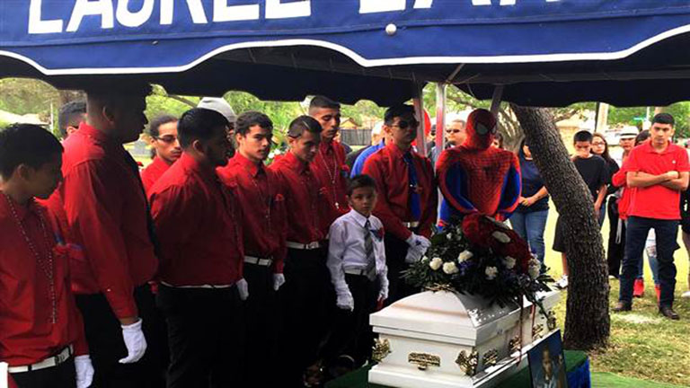 Megható: pókembernek öltözött a rendőr a kisfiú temetésén