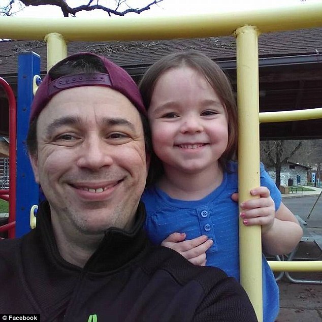 Egy hajléktalanszállón talált két éve eltűnt kislányára az apuka