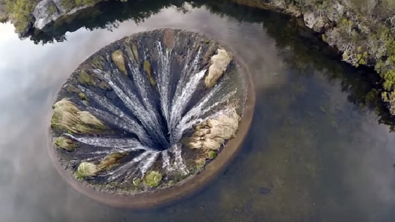 A lélegzeted is eláll, ha meglátod ezt a varázslatos víznyelőt - videó