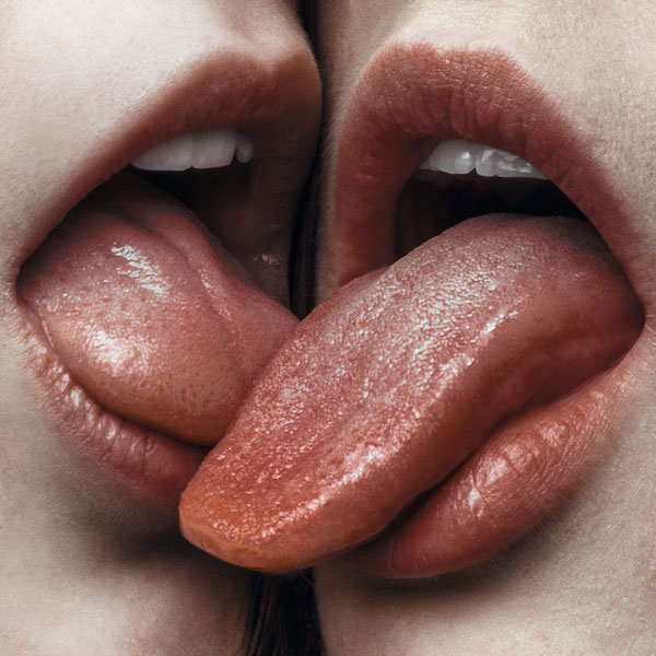 18+: Ilyen a nyelves csók nagyon közelről - fotók
